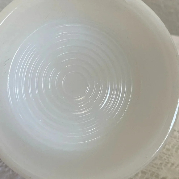 Vintage White Milk Glass Mugs Beer Steins Set of 2 Raised Pub Scene Tankard Cups - Picture 4 of 5